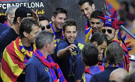 Barcelona ăn mừng chức vô địch La Liga thứ 22 trong lịch sử ảnh 6
