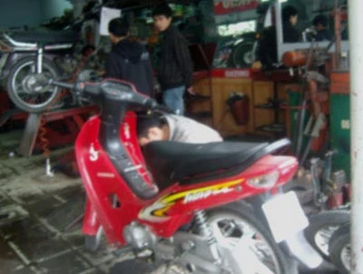 Khách đến sửa xe nhiều trong những ngày giáp Tết nên nhiều cửa hàng thoả sức "chặt chém". Khách đến sửa xe nhiều trong những ngày giáp Tết nên nhiều cửa hàng thoả sức "chặt chém".