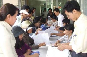 Người dân làm thủ tục hiệp thương tại Ban bồi thường và giải phóng mặt bằng quận 2 sáng 6-2 - Ảnh: N.Triều