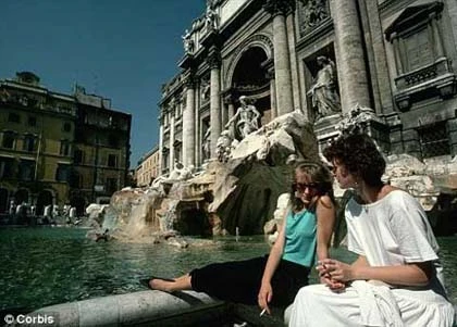 Du khách ném xuống đài phun nước 75 triệu đồng/ngày ảnh 1