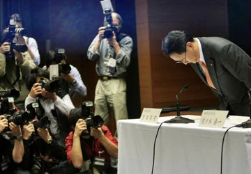 Toyota cúi đầu xin lỗi ảnh 1