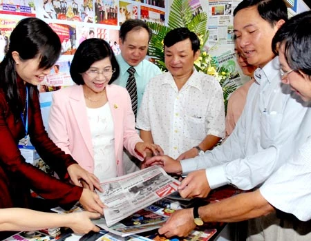 Phó Chủ tịch UBND TPHCM Nguyễn Thị Thu Hà tham quan nơi trưng bày Báo Sài Gòn Giải Phóng (ảnh chụp lúc 9g sáng nay tại Ngày hội những người làm báo TPHCM - Dinh Thống Nhất). Ảnh: CAO THĂNG Phó Chủ tịch UBND TPHCM Nguyễn Thị Thu Hà tham quan nơi trưng bày Báo Sài Gòn Giải Phóng (ảnh chụp lúc 9g sáng nay tại Ngày hội những người làm báo TPHCM - Dinh Thống Nhất). Ảnh: CAO THĂNG