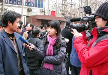 Nén bạc đâm toạc tờ báo ảnh 1