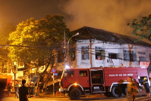 Cháy lớn sát chợ Bến Thành ảnh 1 Cháy lớn sát chợ Bến Thành ảnh 1