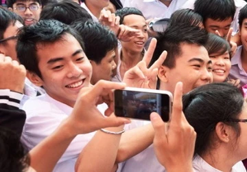 Giật mình học trò tiêu tiền ảnh 1