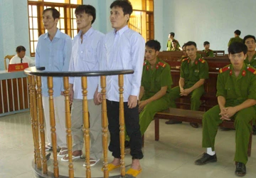 Nên luật hóa việc cùm chân bị cáo ảnh 1 Nên luật hóa việc cùm chân bị cáo ảnh 1