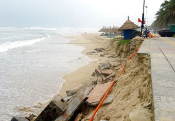 Sóng đánh sập bờ kè đường du lịch ven biển Đà Nẵng ảnh 1 Sóng đánh sập bờ kè đường du lịch ven biển Đà Nẵng ảnh 1