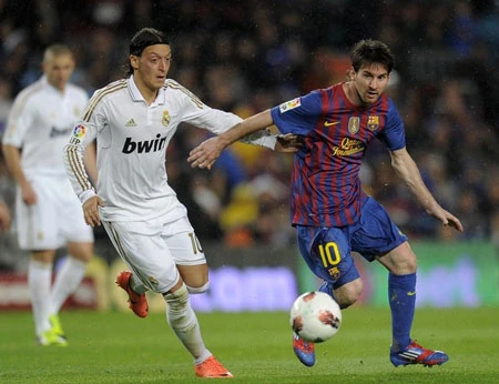 C.Ronaldo và Messi hướng đến kỷ lục của “chiếc giày vàng” Georgescu ảnh 2