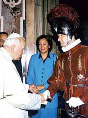 Bi kịch sau cánh cổng tòa thánh Vatican ảnh 1 Bi kịch sau cánh cổng tòa thánh Vatican ảnh 1