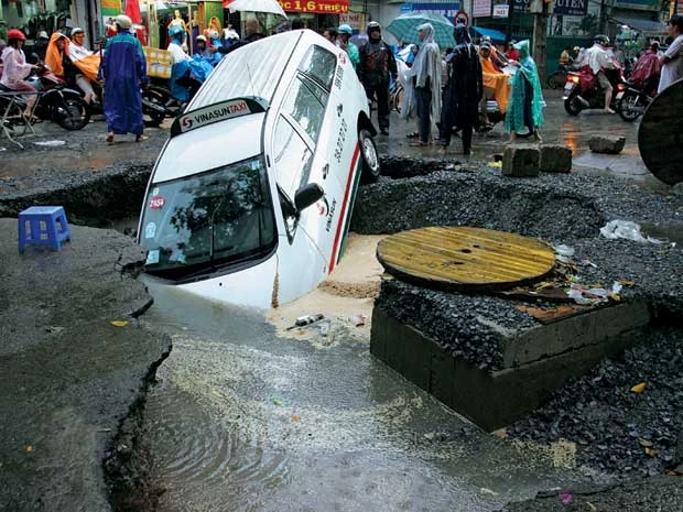 Thiệt hại vì sụp hố, đòi ai bồi thường? ảnh 2