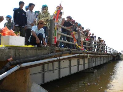 Tường thuật trực tiếp: Trục vớt chiếc xe khách bị lũ cuốn trôi - Phần 1 ảnh 8