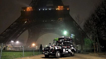 Sinh viên đi taxi đi vòng quanh thế giới ảnh 1