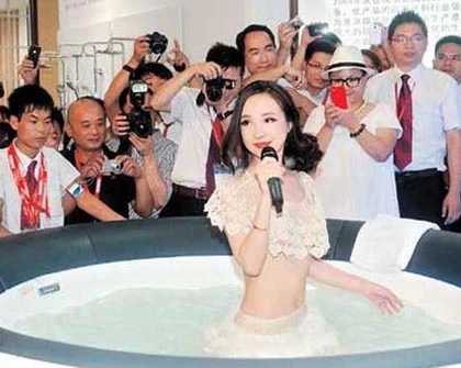 Hội chợ nhà bếp phát sốt vì mẫu sexy ảnh 1 Hội chợ nhà bếp phát sốt vì mẫu sexy ảnh 1