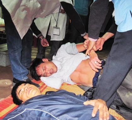 Lễ khai Ấn đền Trần: Hỗn loạn, hàng chục người ngất xỉu ảnh 12