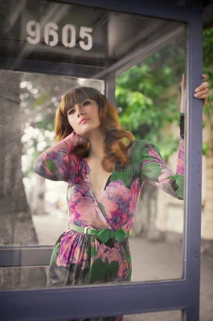 Hoàng Yến tạo dáng trong buồng điện thoại công cộng ảnh 10