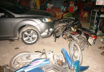 Ô tô tông liên tiếp bốn xe máy ảnh 1