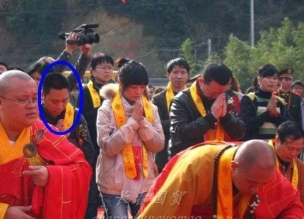 Triệu Vy và bạn trai lên chùa cầu tự từ hai năm trước ảnh 1