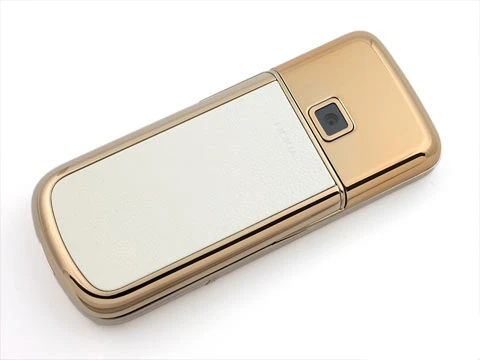 Mặt sau, cùng với lớp da trắng là camera 3,2 Megapixel, hỗ trợ chế độ tự động canh nét.