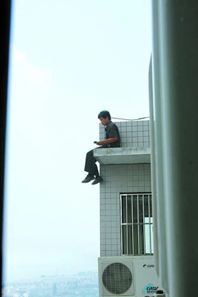 Ngồi vắt vẻo trên lan can tầng 28 để dọa, đòi vợ về quê ảnh 1