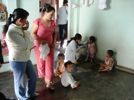 Bình Dương: Đột kích nơi bé gái 3 tuổi được tắm kiểu... “bạo hành” ảnh 3