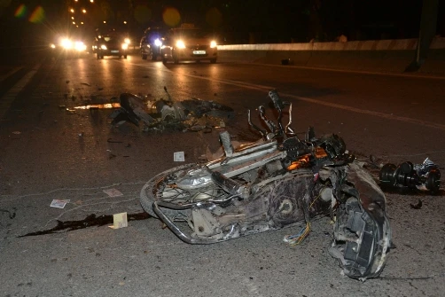 Xe tải nghiến nát cả người và xe máy rồi tháo chạy ảnh 1