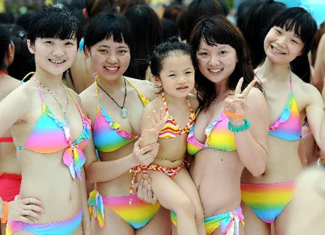 1.940 phụ nữ mặc bikini mong lập kỷ lục thế giới ảnh 1