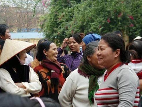 Nguyễn Văn Hiển Đông đảo người dân chứng kiến và đồng tình với quyết định bắt giữ các đối tượng.