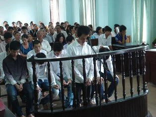 Chém nhau vì bạn gái, 10 học sinh lãnh án ảnh 1