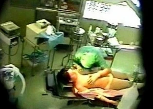 Camera bắt quả tang bác sĩ hiếp dâm bệnh nhân hôn mê ảnh 1