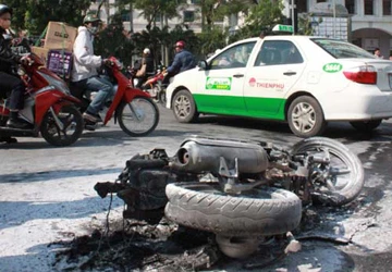 Xe SH đang đi bỗng phát nổ rồi cháy rụi ảnh 1