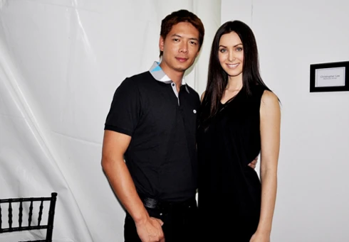 Bình Minh diễn catwalk cùng Hoa hậu Hoàn vũ 2005 ảnh 1