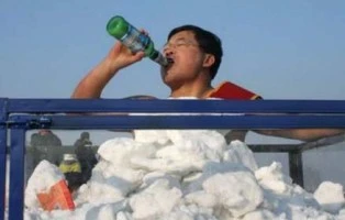 Chôn nửa người trong tuyết 33 phút ảnh 1