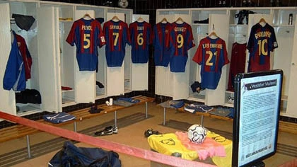 Sốc: Ronaldo làm "chuyện ấy" ở phòng thay đồ Nou Camp ảnh 1