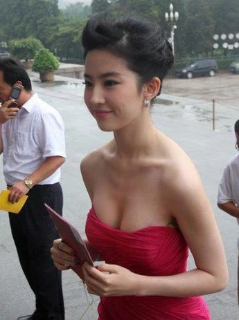 Lưu Diệc Phi: Váy hồng xinh xắn! ảnh 3