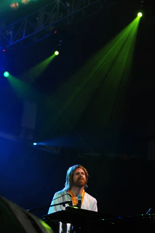 Danny (vai Benny), piano.