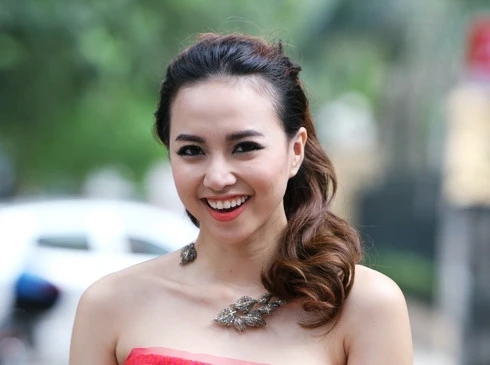 Đinh Ngọc Diệp xinh tươi dạo phố Hà Nội ảnh 6