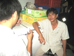 Tài xế Nguyễn Ngọc Minh trình báo với CAQ7 Tài xế Nguyễn Ngọc Minh trình báo với CAQ7