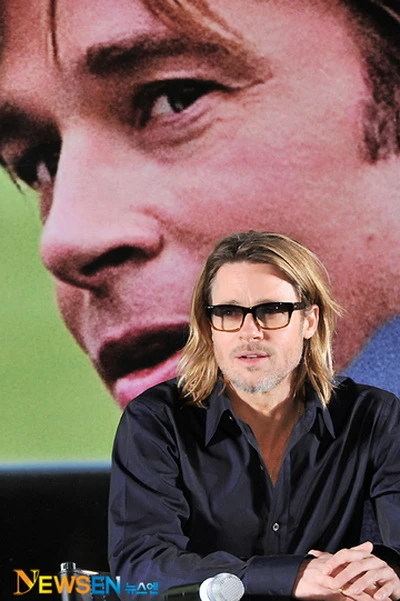 Brad Pitt vẫn trang phục đen tại họp báo MoneyBall ảnh 2