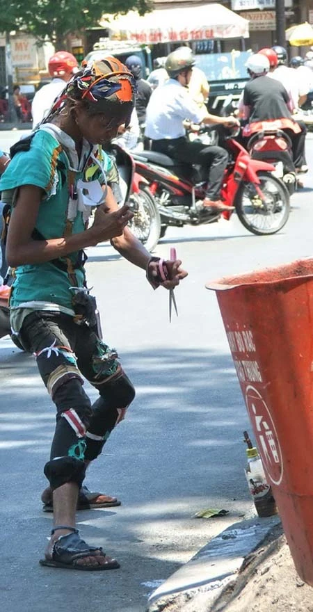 “Bụi đời” ăn mặc “mốt” nhất Sài Gòn ảnh 4