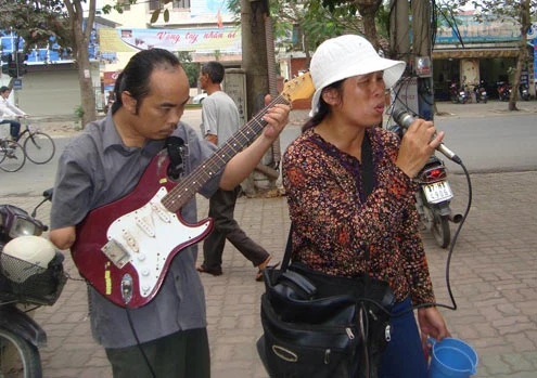 Tình yêu cổ tích của vợ chồng người hát rong ảnh 1