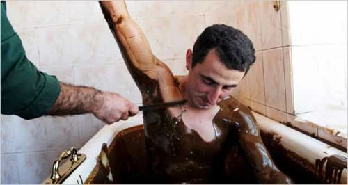 Trị bệnh bằng... tắm dầu thô ảnh 2