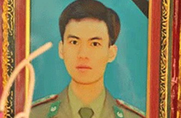 Trung ương Đoàn truy tặng Huy hiệu Tuổi trẻ dũng cảm cho liệt sĩ Ngô Văn Vinh ảnh 1