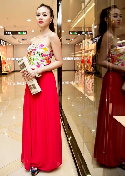 Đinh Ngọc Diệp vai trần đi sự kiện ảnh 1