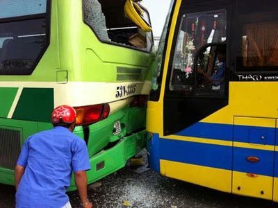 Xe khách "húc" xe buýt, cả trăm hành khách hoảng hốt ảnh 1