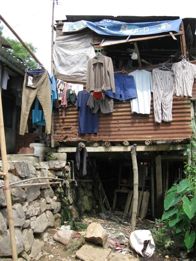 Khu ổ chuột giữa lòng thành phố ảnh 4