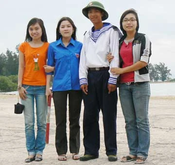 Một tân binh đang “gươm lạc giữa rừng hoa”: “Nhà báo chụp xong nhớ rửa cho tui tấm nghen...”.