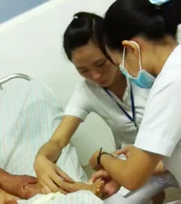 Nhân viên y tế không mang bao tay ảnh 1 Nhân viên y tế không mang bao tay ảnh 1