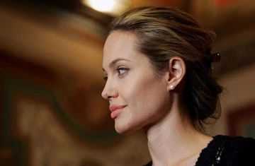 Angelina Jolie giảm điểm trên Maxim Hot 100 ảnh 1