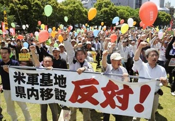Nhật biểu tình phản đối căn cứ Mỹ ảnh 1