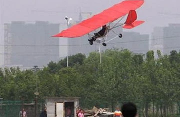 Một nông dân Trung Quốc tự chế tạo máy bay ảnh 1 Một nông dân Trung Quốc tự chế tạo máy bay ảnh 1